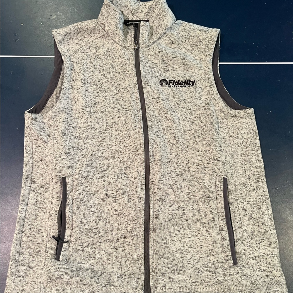 L Fidelity sleeveless jacket. Soft coat with zipper